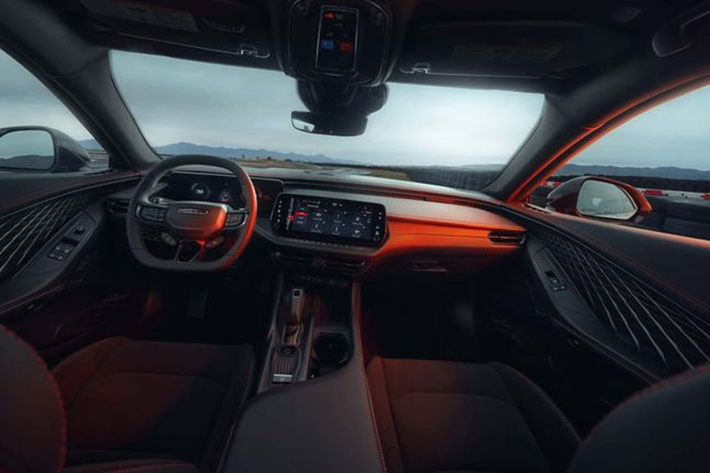 Dodge Charger sở hữu cụm đèn LED dạng kép vuông vức, gợi nhớ thế mẫu Charger thế hệ thứ 5 ra mắt từ năm 1981. Xe được trang bị logo ngôi sao 3 cánh Fratzog, một biểu tượng khác của thương hiệu từ những năm 1960.