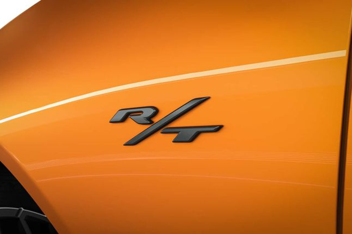 Phần mui của xe vuốt đều xuống khoang hành lý với dạng hatchback giúp tối ưu không gian nội thất cũng như góp phần vào khả năng vận hành trên đường đua. Mẫu xe này cũng được trang bị cánh gió khí động học cỡ nhỏ, nằm phía trên cụm đèn hậu cũng có dạng vuông đậm chất xe cơ bắp.