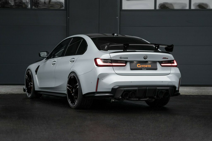 Về nội thất, chiếc xe BMW M3 CS thế hệ mới này cũng được nâng cấp một số chi tiết như bộ thảm mới, vô lăng bằng sợi carbon và các logo biểu thị phiên bản khác biệt.