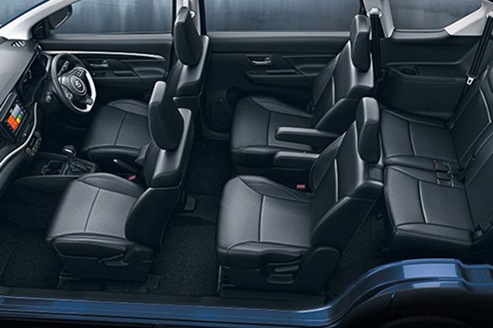 Thiết kế bên ngoài của XL7 Hybrid vẫn giữ nguyên phong cách thể thao với các chi tiết sơn đen như chụp gương, nóc xe, lưới tản nhiệt và bộ mâm 16 inch. Xe vẫn dùng hệ thống chiếu sáng LED và đèn hậu LED.