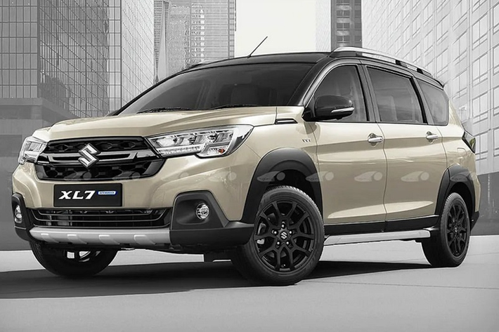 Xe cũng được bổ sung một số trang bị an toàn như: ga tự động (Cruise Control) và tính năng đèn chờ dẫn đường, mang lại trải nghiệm lái xe thoải mái và tiện lợi hơn cho người dùng. Tại Việt Nam, Suzuki XL7 phải chịu sự cạnh tranh với các đối thủ như: Mitsubishi Xpander, Toyota Veloz và Innova Cross.