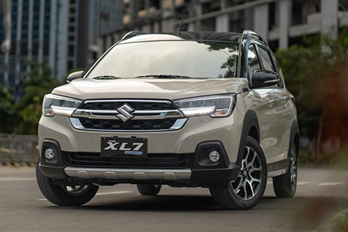 Về nội thất, bên trong cabin của Suzuki XL7 hybrid tại Indonesia có một số thay đổi nhỏ như: ốp vân gỗ tối màu, gương chiếu hậu tích hợp màn hình LCD hiển thị camera sau, cùng các tính năng hiện đại như ga tự động (Cruise Control) và đèn chờ dẫn đường.