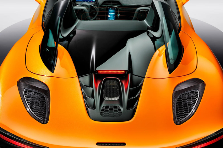 Artura Spider được trang bị rôto phanh gốm carbon kết hợp với kẹp phanh bằng nhôm nhẹ và ống dẫn làm mát được sửa đổi. Cùng với hệ thống ABS được hiệu chỉnh lại, McLaren tuyên bố Artura Spider giờ đây có thể tự dừng lại từ vận tốc 100 km/h trong khoảng cách 31 mét.
