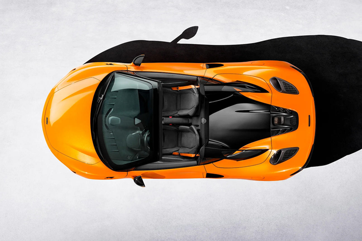 Vị trí các khe hút gió cho động cơ cũng được dịch chuyển thêm về phía sau. McLaren cho biết động cơ đã được cải thiện nhờ hệ thống ống xả có van mới bao gồm bộ cộng hưởng được điều chỉnh. Hiện được kết hợp với ống xả hình nón hướng lên trên, McLaren tự hào về âm thanh “sạch hơn” ở phần giữa và phần cao hơn của dải vòng tua.
