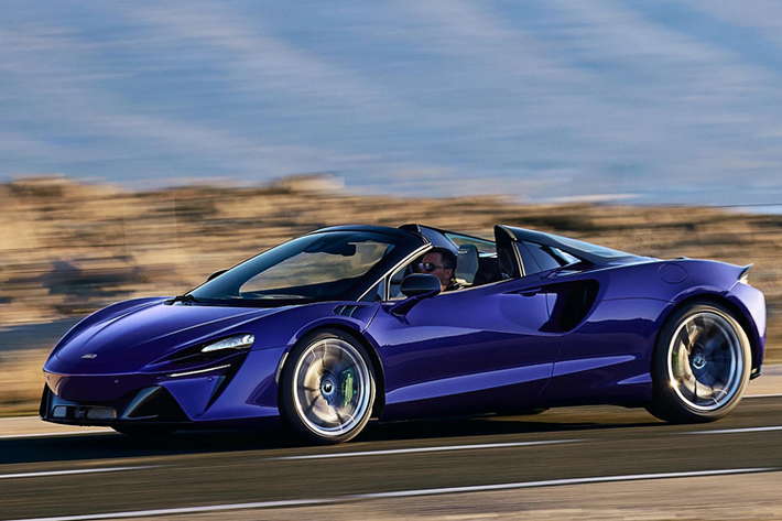 Dựa trên nền tảng chiếc siêu xe hybrid McLaren Artura rất thành công, hãng xe Anh quốc tiếp tục cho ra đời biến thể mui trần của mẫu xe này với tên gọi McLaren Artura Spider 2024 mới. Đây cũng là lần đầu tiên McLaren chính thức làm ra sản phẩm siêu xe mui trần vận hành bằng hệ truyền động hybrid.