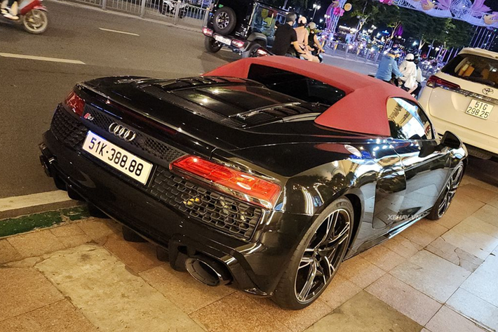 Bên trong cabin, nội thất của chiếc Audi R8 V10 Spyder Facelift này được bọc da hai tông màu đen - đỏ. Xe sở hữu vô lăng ba chấu thể thao, tích hợp nhiều nút bấm. Màn hình giải trí trung tâm được lược bỏ. Tất cả thông tin được đưa về màn hình cỡ lớn phía sau vô lăng.