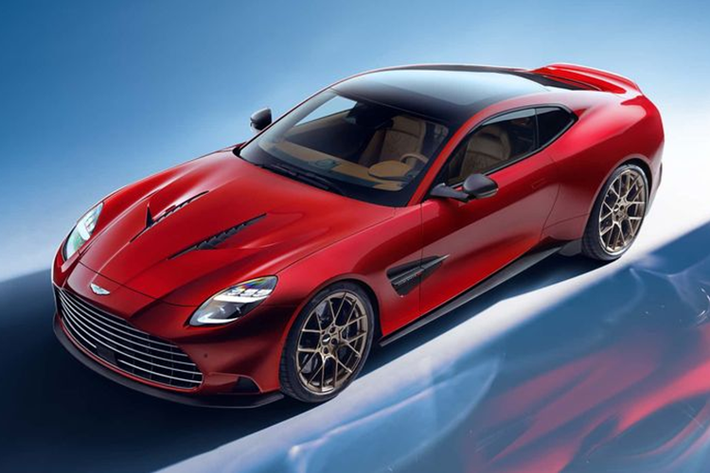 Aston Martin Vanquish 2025 mới mới sở hữu ngoại thất ấn tượng với những đường nét cắt xẻ táo bạo pha lẫn giữa ngôn ngữ thiết kế hiện đại và cảm hứng cổ điển.