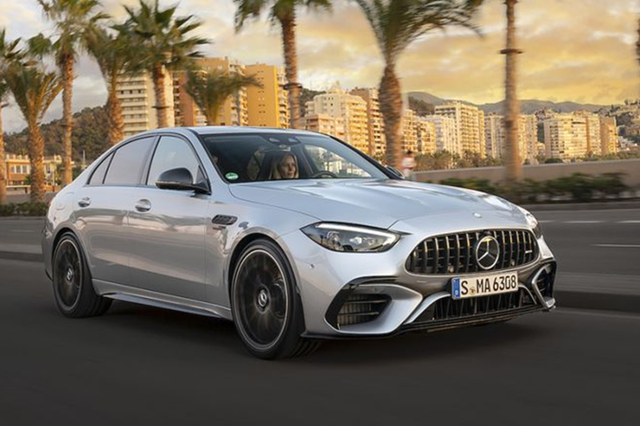 Mercedes-AMG C63 S E Performance Giữa năm ngoái, Mercedes Việt Nam xác nhận sẽ bán mẫu AMG C63 S E Performance nhập khẩu Đức vào tháng 11/2023. Tuy nhiên, sau đó, kế hoạch trên đã bị lùi thời điểm sang năm 2024.
