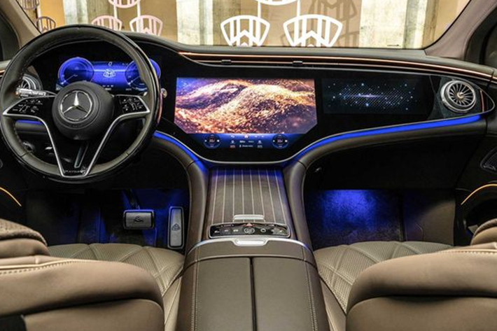 Kiểu dáng tổng thể của Maybach EQS 680 SUV tương tự mẫu xe EQS SUV nhưng được bổ sung lưới tản nhiệt nan dọc đặc trưng của dòng Maybach, thân xe sơn hai màu, mâm xe thiết kế riêng và logo Maybach trên cột C. Về nội thất, Mercedes-Maybach EQS 680 SUV có cấu hình 4 chỗ ngồi với các tiện nghi sang trọng tập trung ở hàng ghế thứ hai.