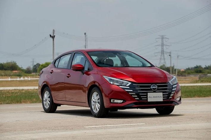 Theo đó, Nissan Almera 2024 mới sẽ tiếp tục được nhập khẩu nguyên chiếc từ Thái Lan. Ở lần nâng cấp giữa vòng đời này, xe đã được tinh chỉnh khá nhiều về thiết kế, đặc biệt là khu vực mặt ca-lăng phía trước.