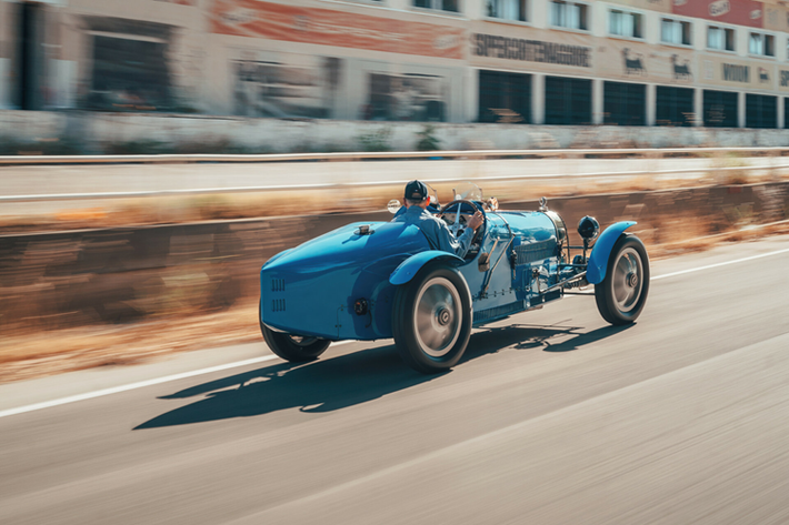 Tuy vậy, hành trình tiến đến “ngôi vương” của siêu xe Bugatti Type 35 không suôn sẻ như nhiều người nghĩ, trái lại lần đầu mẫu xe này ra mắt đã phải trải qua những sự cố gian nan.