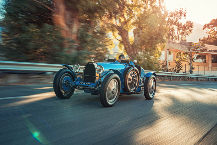 Bugatti Type 35 huyền thoại còn được biết đến là mẫu xe đua khác biệt và có thiết kế đảm bảo tính năng động, sự linh hoạt cũng như hiệu năng ấn tượng hàng đầu chưa từng có.