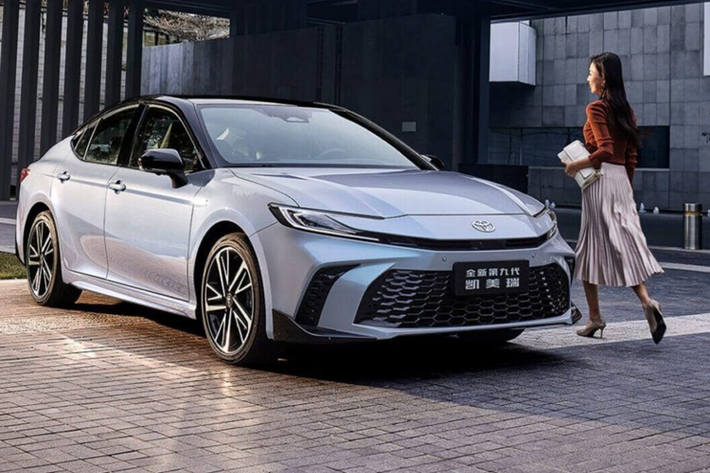Thay vào đó, xe được trang bị động cơ hybrid tự sạc mới. "Trái tim" của mẫu xe này là động cơ xăng 4 xi-lanh, dung tích 2.5L, kết hợp với 2 hoặc 3 mô-tơ điện. Phiên bản dẫn động cầu trước FWD với 2 mô-tơ có tổng công suất 225 mã lực.