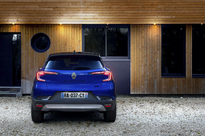 Captur 2024 còn được trang bị tính năng chuyển đổi chế độ lái Multi-Sense bao gồm các lựa chọn Eco, Sport, Comfort và MySense, cùng thiết lập tùy chọn Extended Grip gia tăng độ bám đường với 2 lựa chọn là Snow (đi đường tuyết) và All-Terrain (đa địa hình).