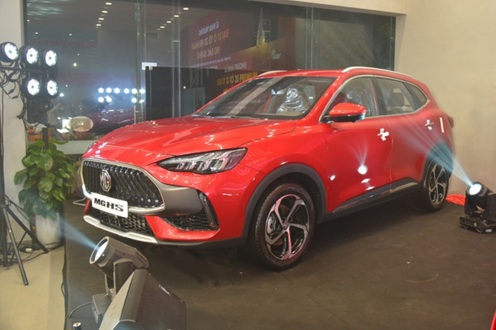 Cuối tuần vừa qua, mẫu xe SUV cỡ C - MG HS 2024 mới đã chính thức được giới thiệu đến người dùng Việt. Xe có hai phiên bản DEL và LUX, so với phiên bản cũ từng phân phối tại Việt Nam, MG HS 2024 có ngoại hình thể thao hơn.