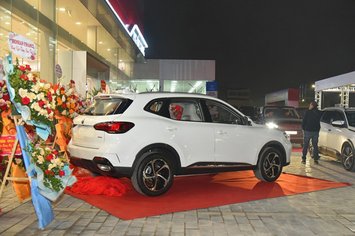 Xe có 4 chế độ lái để lựa chọn: Normal, Eco, Sport hoặc Super Sport. Điểm đặc biệt của phiên bản 1.5 LUX là chế độ lái Super Sport được kích hoạt thông qua nút bấm trên vô lăng, mang lại cảm giác lái thú vị và mạnh mẽ hơn.