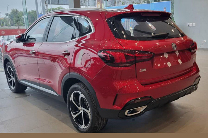 Mẫu xe SUV MG HS 2024 tại Việt Nam sở hữu thông số chiều dài x rộng x cao lần lượt là 4.574 x 1.876 x 1.664 (mm), chiều dài cơ sở 2.720 mm. Kích thước này tương đương với các mẫu SUV hạng C như Mazda CX-5, Hyundai Tucson, Kia Sportage, Subaru Forester,...