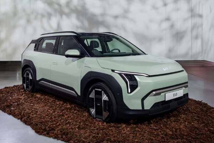 Kia EV3 2024 mới sở hữu kích thước chiều dài 4.300 mm, rộng 1.850 mm, cao 1.560 mm và dài cơ sở 2.680 mm. Với kích thước này, Kia EV3 được định bị ở phân khúc SUV/CUV cỡ B, cạnh tranh cùng Peugeot e-2008 và Volvo EX30.