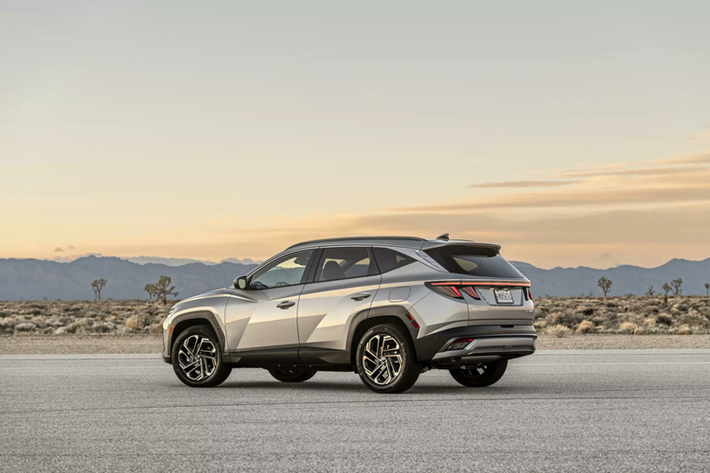 Tucson Hybrid 2025 giữ nguyên động cơ tăng áp 1.6L nhưng giờ đây kết hợp với một mô-tơ điện mạnh mẽ hơn có công suất 64 mã lực, cao hơn so với 59 mã lực của phiên bản trước, và đi kèm bộ pin 1.49 kWh. Tổng công suất kết hợp của hệ truyền động này đạt 231 mã lực.