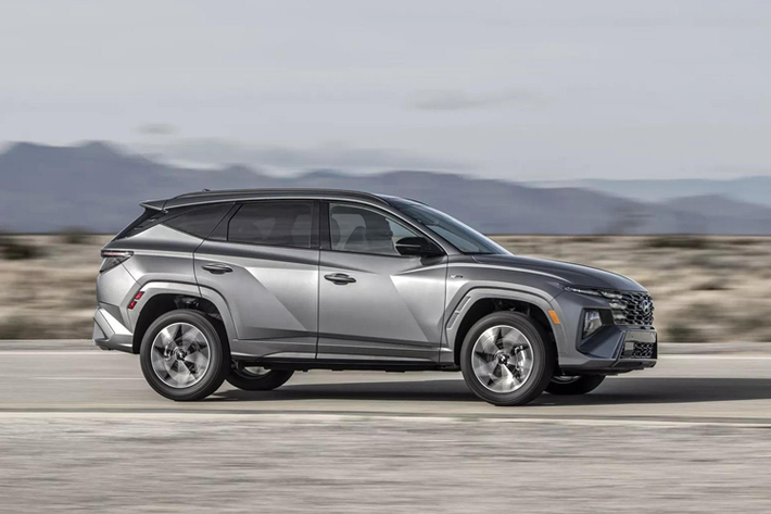 Phiên bản Plug-in Hybrid 2025 cũng sử dụng động cơ tăng áp 1.6L, nhưng được ghép nối với một mô-tơ điện khác cho công suất 97 mã lực, tăng từ 90 mã lực so với bản trước, cùng bộ pin 13.8 kWh và hộp số tự động sáu cấp. Hệ truyền động Plug-in Hybrid này cung cấp tổng công suất cao hơn là 268 mã lực.
