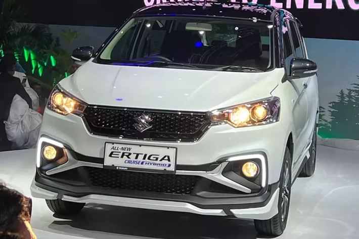 Tương tự Suzuki Ertiga Sport tại Việt Nam, mẫu xe MPV Suzuki Ertiga Cruise 2024 cũng được trang bị bộ body kit theo phong cách thể thao nhằm phân biệt với bản thường. Tuy nhiên, bộ body kit của Suzuki Ertiga Cruise 2024 đã được làm mới so với Ertiga Sport.