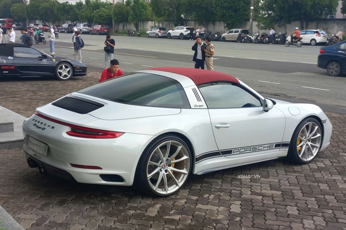 Tốc độ tối đa của xe là 302 km/h. Theo Porsche, 911 Targa 4S tiêu thụ trung bình 8 lít xăng/100 km. Tại thời điểm đó, mức giá xe Porsche, 911 Targa 4S lăn bánh được đồn đoán lên tới gần 9 tỷ đồng.