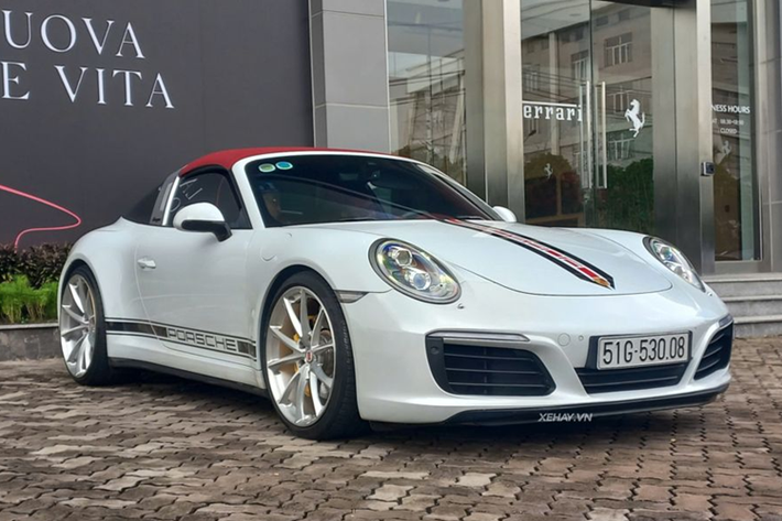 Điểm nhấn trên thiết kế của chiếc Porsche 911 Targa 4S hàng hiếm này chính là mui xe gồm hai phần, phía trước là mui mềm chỉ mất khoảng 15 giây để đóng hoặc mở. Phía sau là vòm kính có thể đóng hoặc mở chỉ trong vòng vài giây để tạo ra không gian chứa phần mui mềm phía trước.
