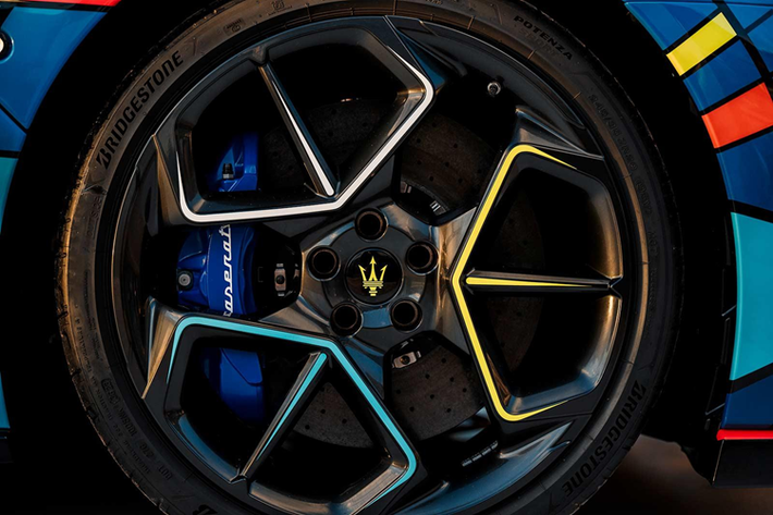 Theo Maserati, quá trình hoàn thiện MC20 Cielo Opera D’arte mất tròn một năm tại nhà máy Viale Ciro Menotti ở Modena. Chiếc xe mui trần đã được chế tác thông qua một quy trình phức tạp và tinh tế và được chế tác theo phương pháp thủ công.