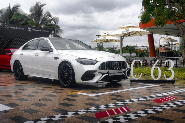 Mới đây, Mercedes-Benz AMG C63 S E Performance 2024 mới đầu tiên đã về Việt Nam, xe được ra mắt khách hàng thông qua sự kiện lái thử Star Drive tại Khu đô thị Vạn Phúc TP.HCM diễn ra từ 22/6.