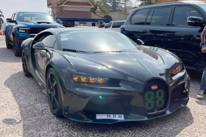 Được biết, hãng siêu xe nước Pháp chỉ sản xuất tổng cộng 60 chiếc Bugatti Chiron Super Sport trên toàn thế giới đi kèm mức giá bán lên đến 3,9 triệu đô la, tương đương khoảng 90 tỷ đồng, cao hơn 1,3 triệu đô la so với bản tiêu chuẩn và ước tính trên 20 xe đang có mặt tại châu Á.