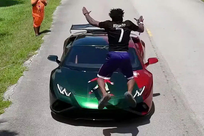 Cách đây vài tháng, fan cuồng của cầu thủ Cristiano Ronaldo đã mua 1 chiếc siêu xe Lamborghini Huracan EVO bản dẫn động cầu sau RWD, và thể hiện ngay tình yêu với CR7 bằng bộ áo cũng như hình ảnh của cầu thủ này trên xe.