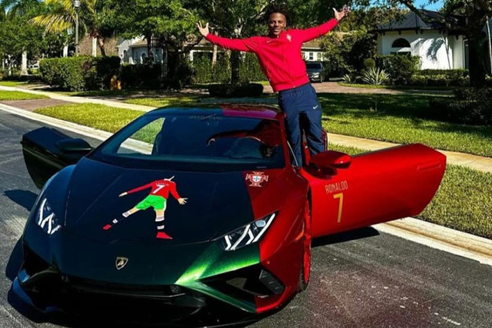 Trải nghiệm bên trong khoang lái của siêu xe Lamborghini Huracan EVO RWD không có gì thay đổi so với Huracan EVO với màn hình cảm ứng trung tâm kích thước 8,4 inch, vô lăng có nút điều chỉnh chế độ lái hay bảng đồng hồ cá tính.