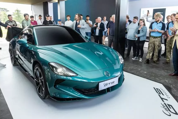 MG Cyberster thể thao điện mui trần hoàn toàn mới đã từng lần đầu tiên trình làng vào hồi tháng 5/2023. Đến tháng 9 cùng năm, mẫu xe điện này đã bất ngờ được trưng bày tại Việt Nam nhưng chưa mở bán.