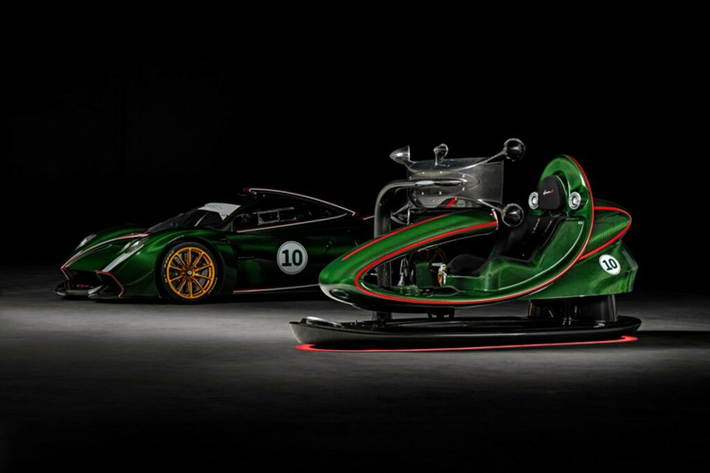 Hãng Hypercar Ý đã hợp tác với hãng Racing Unleashed nhằm tạo ra máy đua xe mô phỏng có thiết kế và phối màu tương tự với chiếc xe Huyara R trên thực tế của chính chủ xe. Hệ thống mô phỏng lấy cảm hứng từ siêu xe Pagani Huayra R và được thiết kế để mang lại trải nghiệm cầm lái một chiếc xe đua Pagani đích thực.