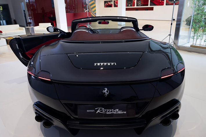 Sức mạnh này giúp siêu xe Ferrari Roma Spider có khả năng tăng tốc từ 0-100 km/h trong 3,4 giây và từ 0-200 km/h trong 9,3 giây, trước khi đạt tốc độ tối đa trên 320 km/h. Tại Việt Nam, khách hàng mua Ferrari Roma Spider sẽ được áp dụng chương trình bảo dưỡng kéo dài đến 07 năm.