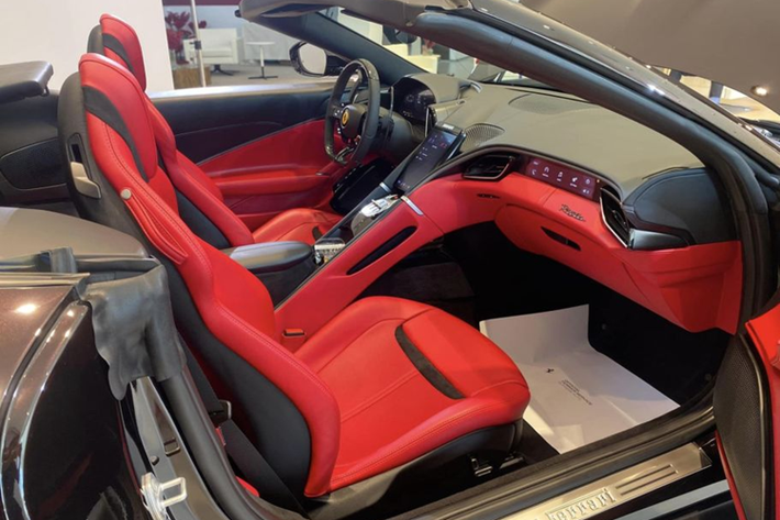 Thay vào đó, Ferrari đã sử dụng mui mềm bằng vải để tối ưu trọng lượng cho xe. Phần mui mềm bằng vải 5 lớp của Roma Spider có thể đóng/mở trong 13,5 giây ở tốc độ dưới 60 km/h.