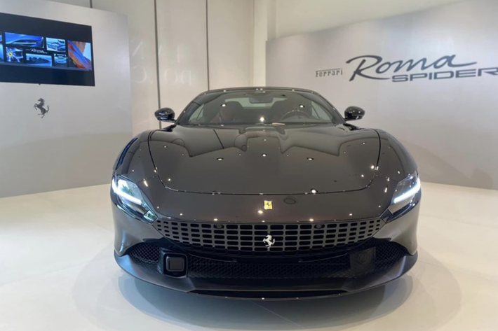 Theo đó, mức giá xe Ferrari Roma Spider 2024 khởi điểm từ 20 tỷ đồng, chưa bao gồm các tùy chọn mà khách hàng yêu cầu, cũng như chi phí lăn bánh. Ferrari Roma Spider gây ấn tượng với ngôn ngữ thiết kế đậm chất cổ điển, cùng những đường cong mềm mại và uyển chuyển.