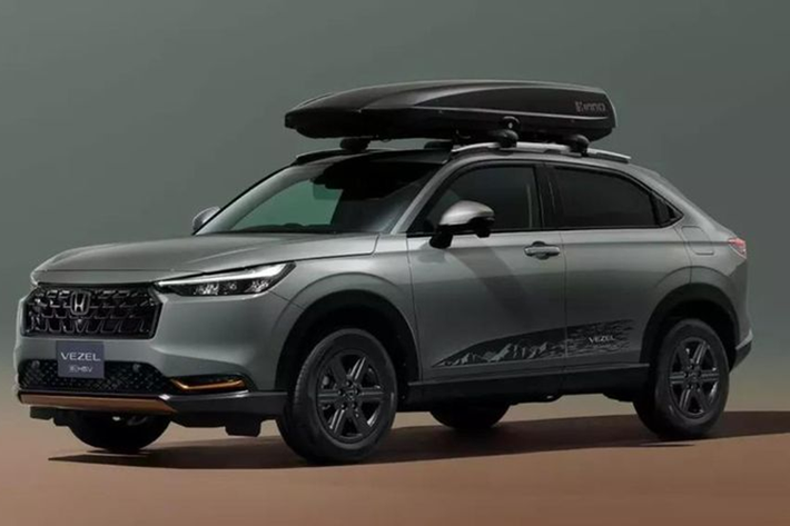 Mới đây, Honda đã trình làng bản nâng cấp của HR-V thế hệ thứ 3 (còn được gọi là Honda Vezel ở Nhật Bản). Ở phiên bản mới, mẫu crossover hạng B này nhận được một số thay đổi về thiết kế nội/ngoại thất và hệ truyền động. Về ngoại hình, Honda HR-V 2024 mới có lưới tản nhiệt mới vuông vức và hẹp hơn.