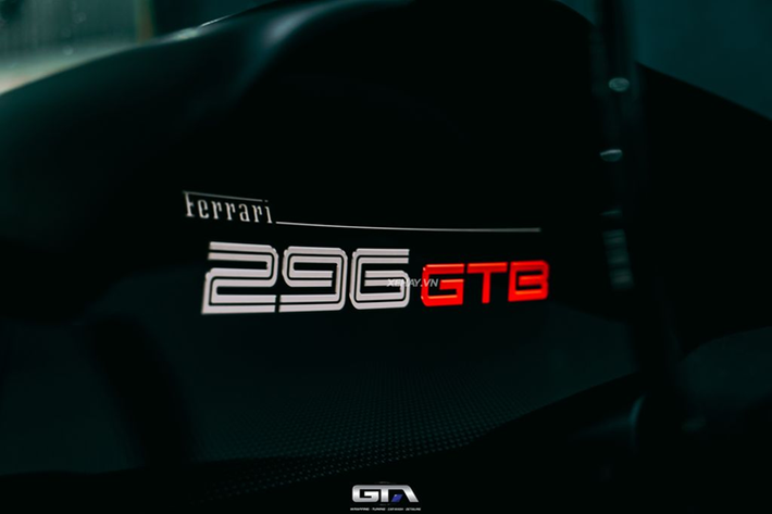 Ferrari 296 GTB có không gian nội thất tập trung vào người lái hơn và không có những màn hình giải trí trung tâm cảm ứng kích thước lớn tương tự các mẫu xe thương mại khác. Khoang cabin của xe có khá nhiều chi tiết được ốp sợi carbon nhờ được trang bị gói nâng cấp Assetto Fiorano.