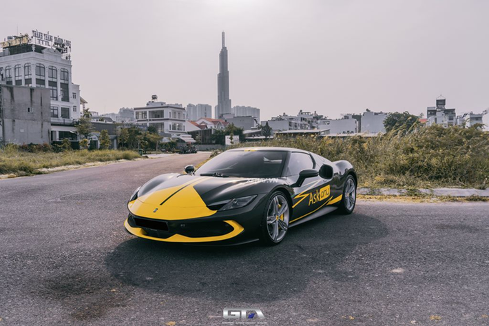 Chiếc Ferrari 296 GTB tại Sài Gòn này sở hữu khối động cơ 6 xi-lanh kể từ khi chiếc Dino 246 GT ra mắt năm 1974. Thiết kế Ferrari 296 GTB được lấy cảm hứng từ đàn anh SF90 Stradale và mẫu xe đua 250 LM từng xuất hiện giai đoạn thập niên 60 thế kỷ trước.