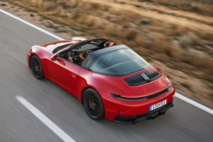 Trong khi đó, phiên bản 911 tiêu chuẩn có thể đạt tốc độ từ 0-100 km/h trong trong 3,9 giây, tốc độ tối đa của xe đạt 294 km/h. Porsche 911 Carrera GTS 2025 còn được trang bị hệ thống đánh lái trục sau (rear-axle steering).