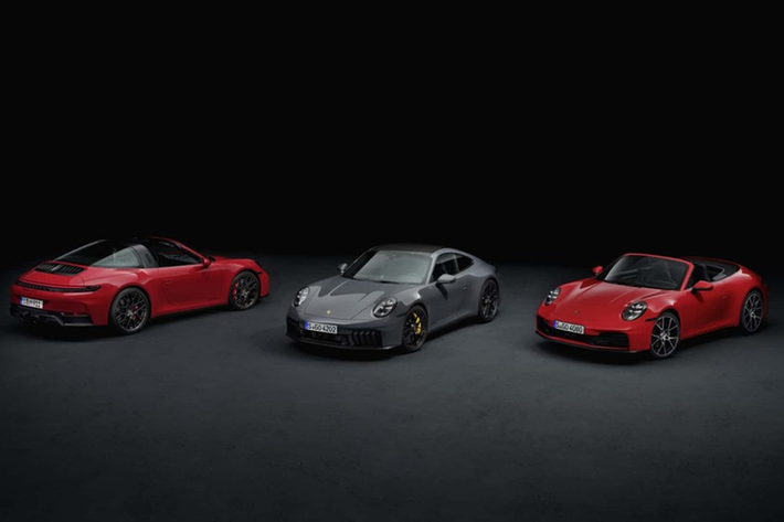 Theo đó, cung cấp sức mạnh cho Porsche 911 Carrera GTS 2025 mới là hệ truyền động hybrid với sự kết hợp giữa động cơ boxer 6 xi-lanh, dung tích 3.6L tăng áp ở cầu sau cùng một mô-tơ điện ở cầu trước cho tổng công suất 532 mã lực và mô-men xoắn cực đại 609 Nm.