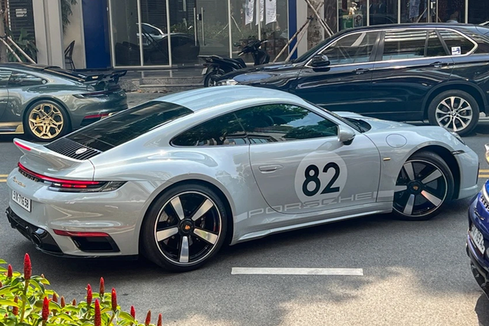 Điểm nhấn đáng chú ý là chiếc Porsche 911 Sport Classic của tay chơi siêu xe Cường Đô la. Chiếc xe dễ dàng được nhận ra với số 82 trên cánh cửa. 911 Sport Classic có số lượng giới hạn 1.250 chiếc trên toàn cầu.