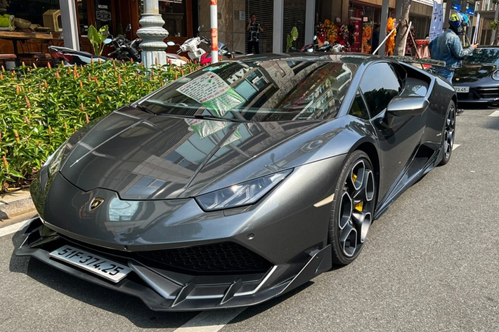 Ngoài những chiếc xe thể thao Porsche, mẫu siêu xe Lamborghini Huracan cũng tham dự sự kiện. Chiếc xe trong bài là chiếc Huracan chính hãng đầu tiên tại Việt Nam, xe được mang về nước vào đầu năm 2015 và tìm được chủ nhân sau đó khoảng hơn 10 tháng.