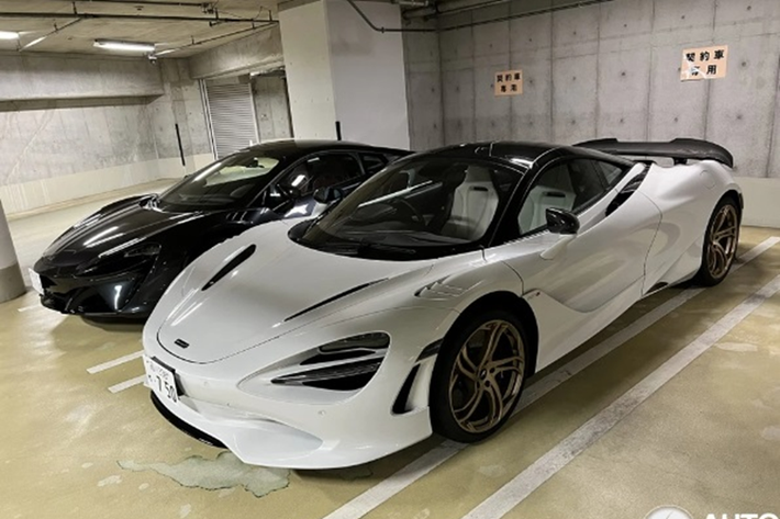 Theo đó, chiếc siêu xe McLaren 750S 2024 đầu tiên này mang màu sơn trắng Ice White, đi kèm bộ mâm Vortex 5 chấu kép siêu nhẹ và cánh gió khí động học được làm từ sợi carbon. McLaren 750S được xem là phiên bản nâng cấp giữa vòng đời (facelift) của dòng xe thể thao McLaren 720S.