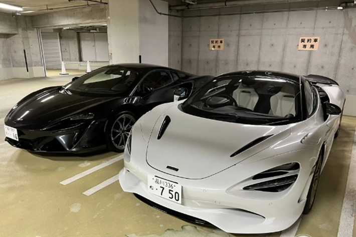 750S cũng được bổ sung 2 phím điều khiển tại rìa bảng đồng hồ taplo kỹ thuật số nhằm điều chỉnh các tính năng vận hành khác. Một công nghệ mới được ra mắt trên 750S là McLaren Control Launcher (MCL) bổ sung thêm một góc theo dõi giao diện xe cho người lái.