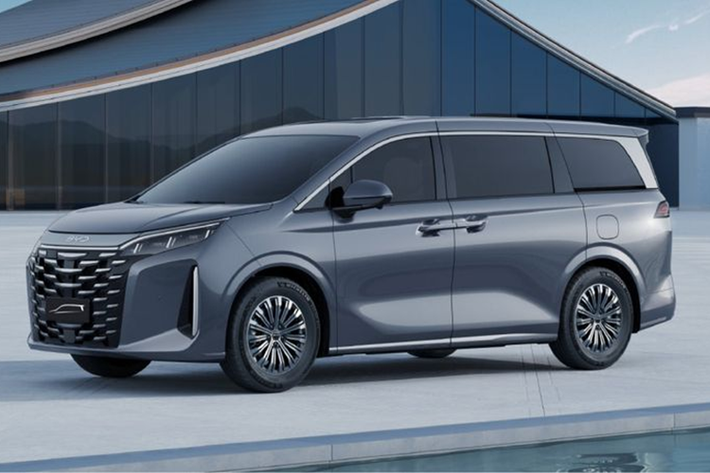 Con số này thấp hơn rất nhiều nếu so với “đàn anh” Denza D9 có cùng kích thước, hiện được phân phối với mức giá 339.800 – 600.600 nhân dân tệ (1,18 – 2,1 tỷ VNĐ). Nếu được đem về phân phối tại Việt Nam, BYD Xia sẽ cạnh tranh cùng với Kia Carnival, GAC M8 và Peugeot Traveller.