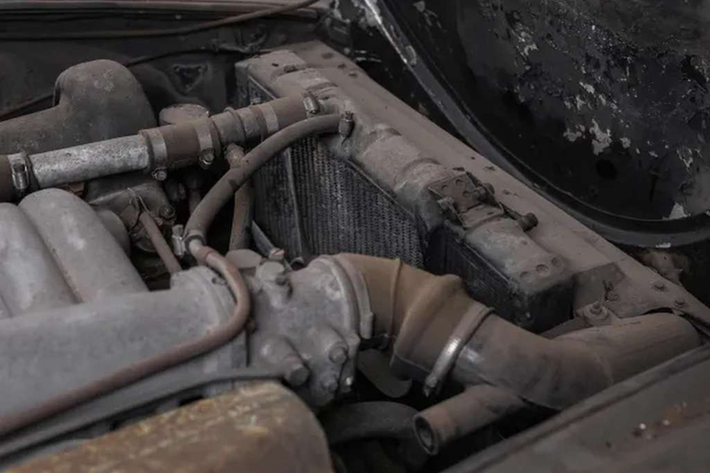Nguyên bản, chiếc Mercedes-Benz 300 SL Roadster này được hoàn thiện với màu sơn ngoại thất đỏ đặc trưng của xe cứu hỏa cùng nội thất bằng da màu kem. Bên dưới nắp ca-pô là động cơ sáu xi-lanh, ở trạng thái tốt nhất nó có thể cung cấp cho chiếc xe công suất ấn tượng 225 mã lực.