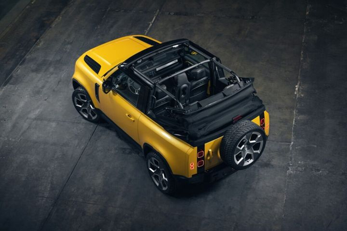 Với những khách hàng mong muốn sở hữu một chiếc Land Rover Defender mui trần, họ có thể tìm đến hãng độ Heritage Navy tới từ Hà Lan. Bản độ có tên Defender Valiance Convertibles được phát triển từ Defender 90 với phần mui bằng vải tối màu tương phản với thân xe màu vàng Sunbeam.