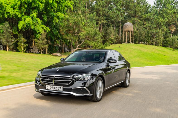 Động cơ cho công suất tối đa 204 mã lực và mô-men xoắn cực đại 300 Nm. Trong khi đó, Mercedes-Benz C300 AMG lại được trang bị động cơ xăng 4 xi-lanh, dung tích 2.0L cho công suất tối đa 258 mã lực và mô-men xoắn cực đại 400 Nm. Cả hai động cơ đều đi với hộp số tự động 9G-Tronic 9 cấp.